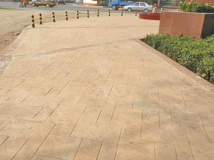 水泥地面做成大理石的效果，以后还要铺大理