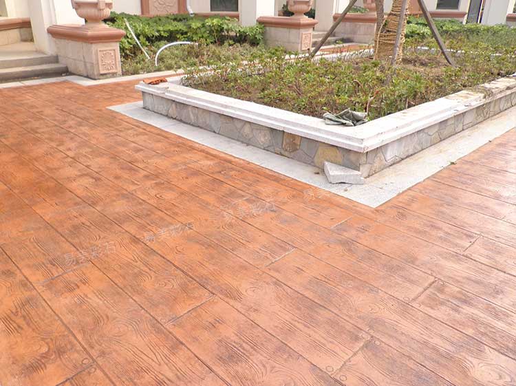 应用木纹压花地坪模具实现水泥木纹地面铺装